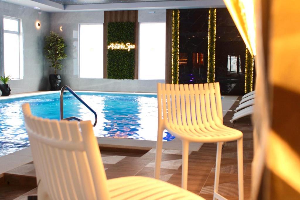 Bazén v ubytování Astoria Hotel & SPA nebo v jeho okolí