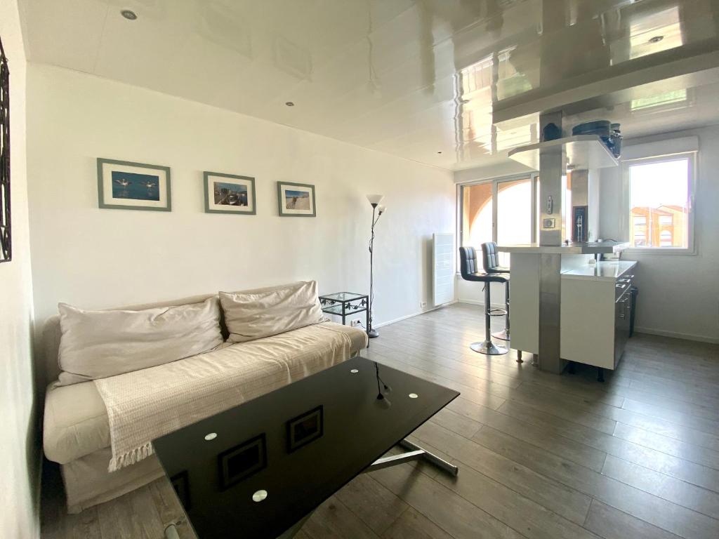 un salon avec un canapé et une table dans l'établissement Le cosy dans la marina de Carnon, à Carnon-Plage