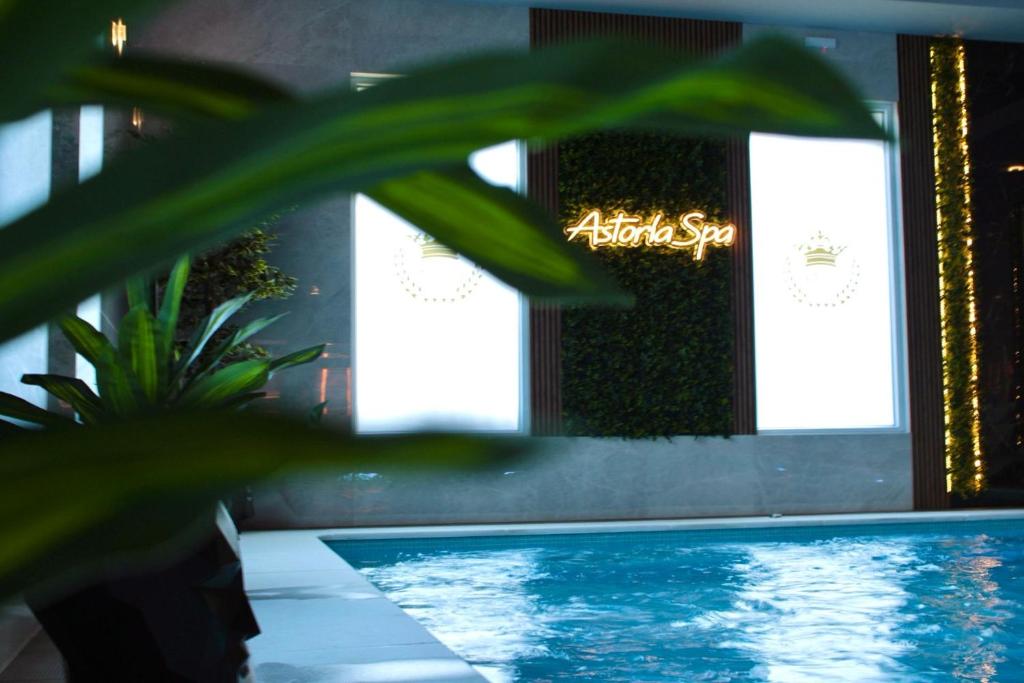 Bazén v ubytování Astoria Hotel & SPA nebo v jeho okolí