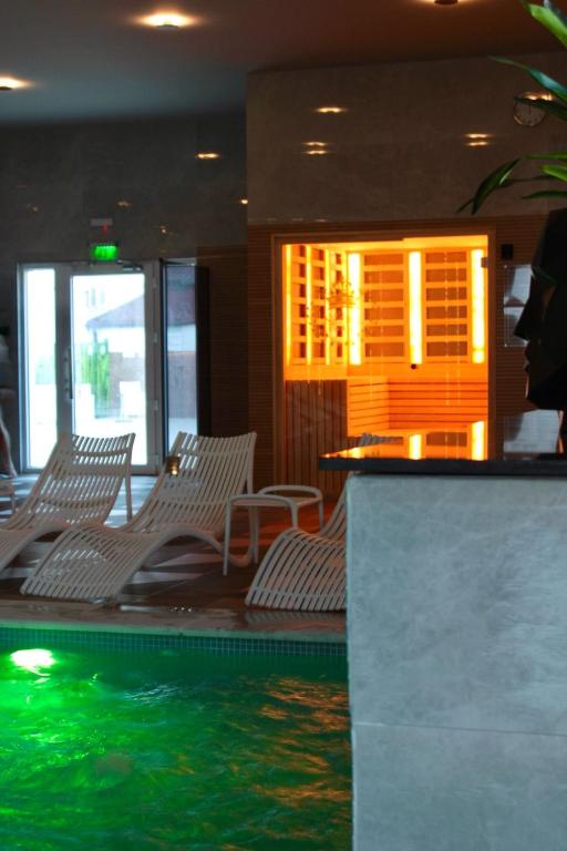 Bazén v ubytování Astoria Hotel & SPA nebo v jeho okolí