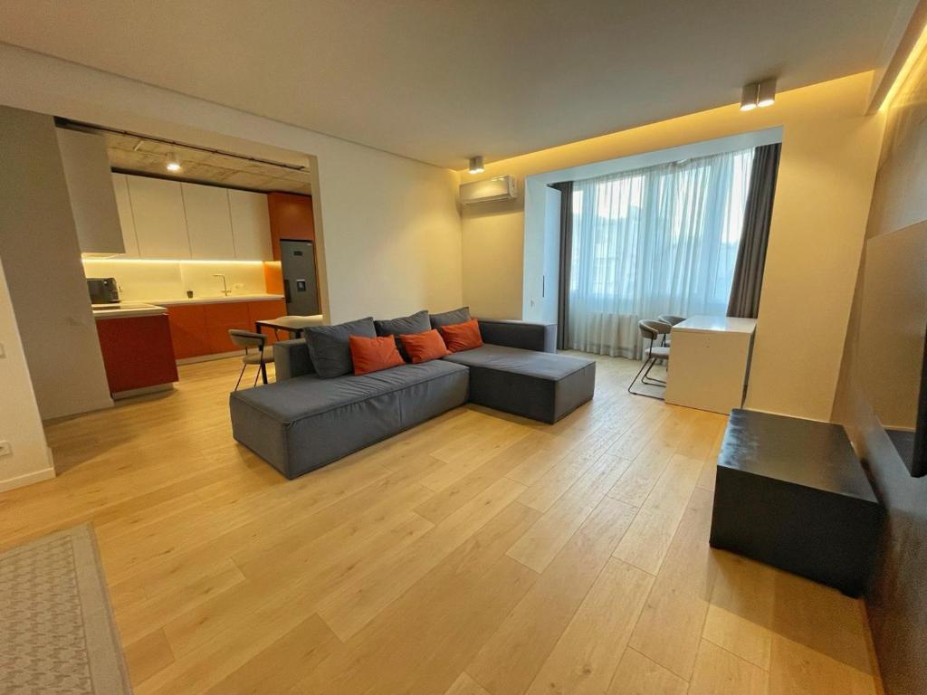 Khu vực ghế ngồi tại 2 mins from Center - Luxury Apartment in Chișinău