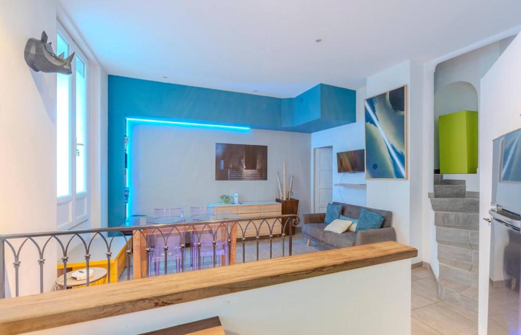 a living room with blue and green walls at Maison 4 chambres - Cannes centre -Clim WIFI 7 personnes in Cannes