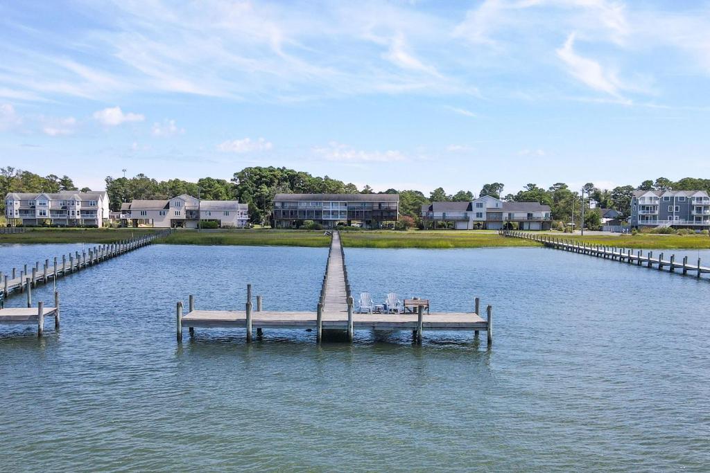 Black Point LandingにあるStarfish on the Channel - New waterfront townhome with golf cart!の水の中の桟橋