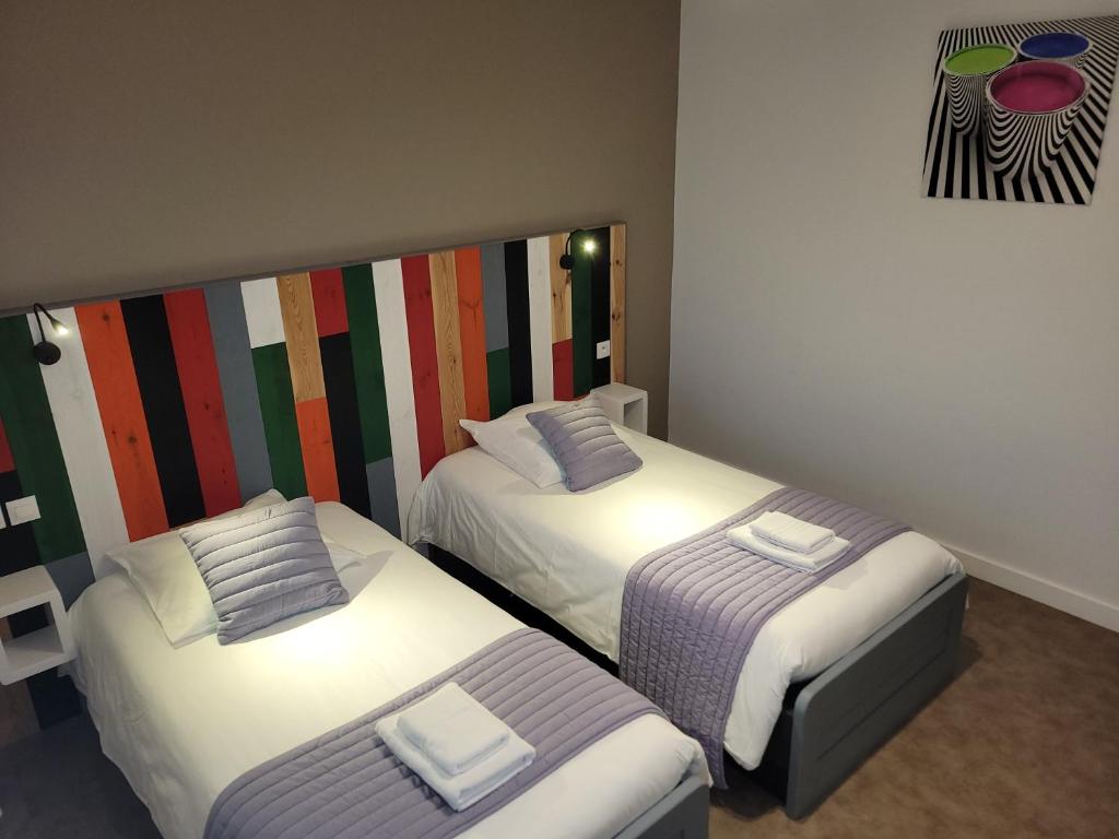 Postel nebo postele na pokoji v ubytování Hôtel Les Rives D'Allier