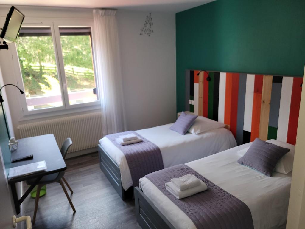 Postel nebo postele na pokoji v ubytování Hôtel Les Rives D'Allier