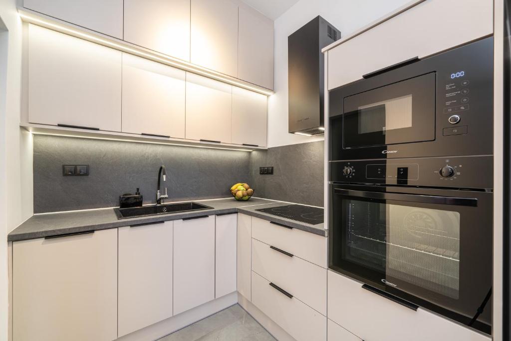 Kuchyň nebo kuchyňský kout v ubytování PNOẼ Luxury Apartments