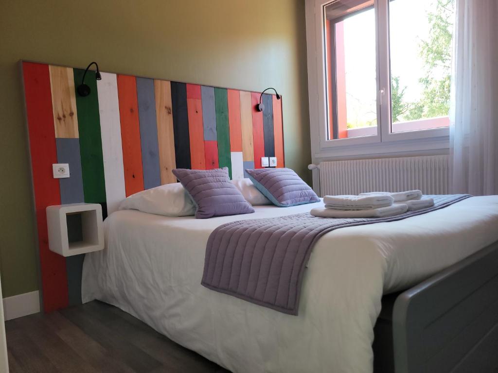 Postel nebo postele na pokoji v ubytování Hôtel Les Rives D'Allier