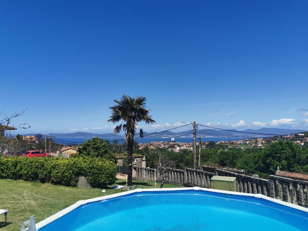 una piscina con palmera y vistas en Saians Vigo Mar, en Vigo