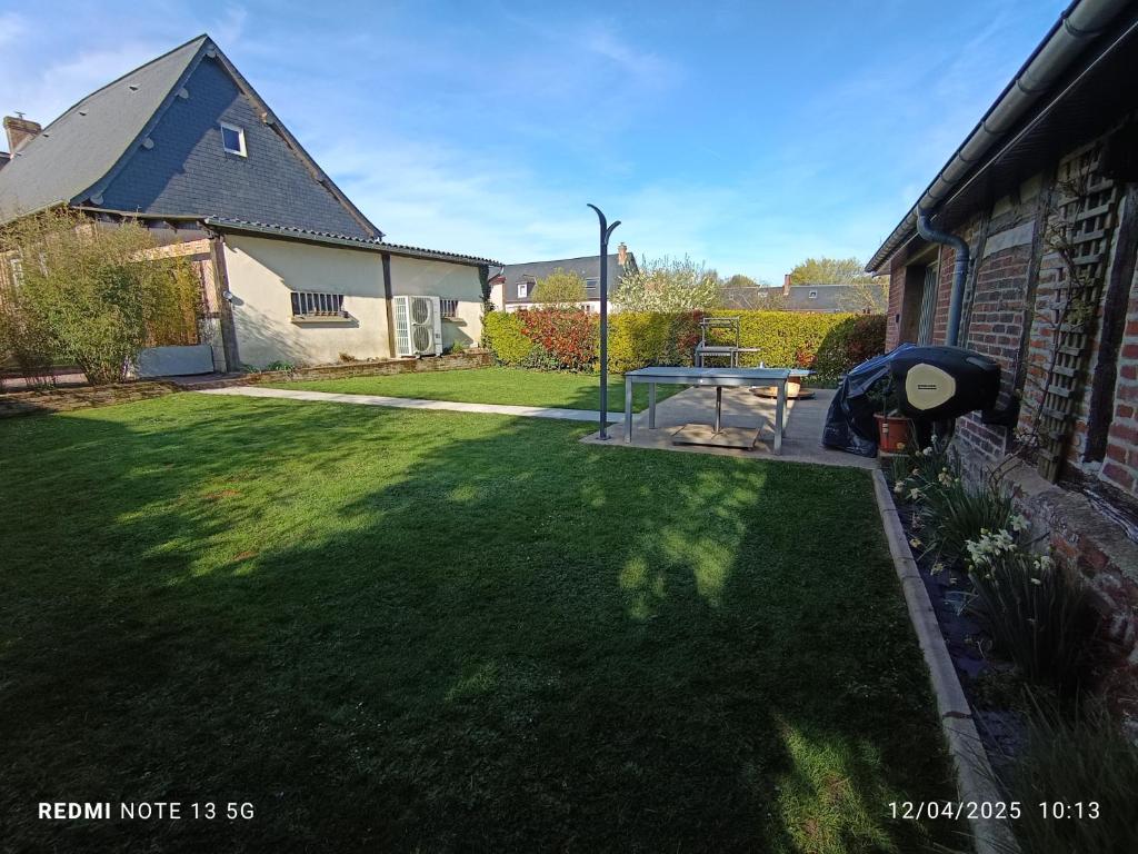 Vonkajšia záhrada v ubytovaní Gîte au calme en Normandie, Forêt de Lyons