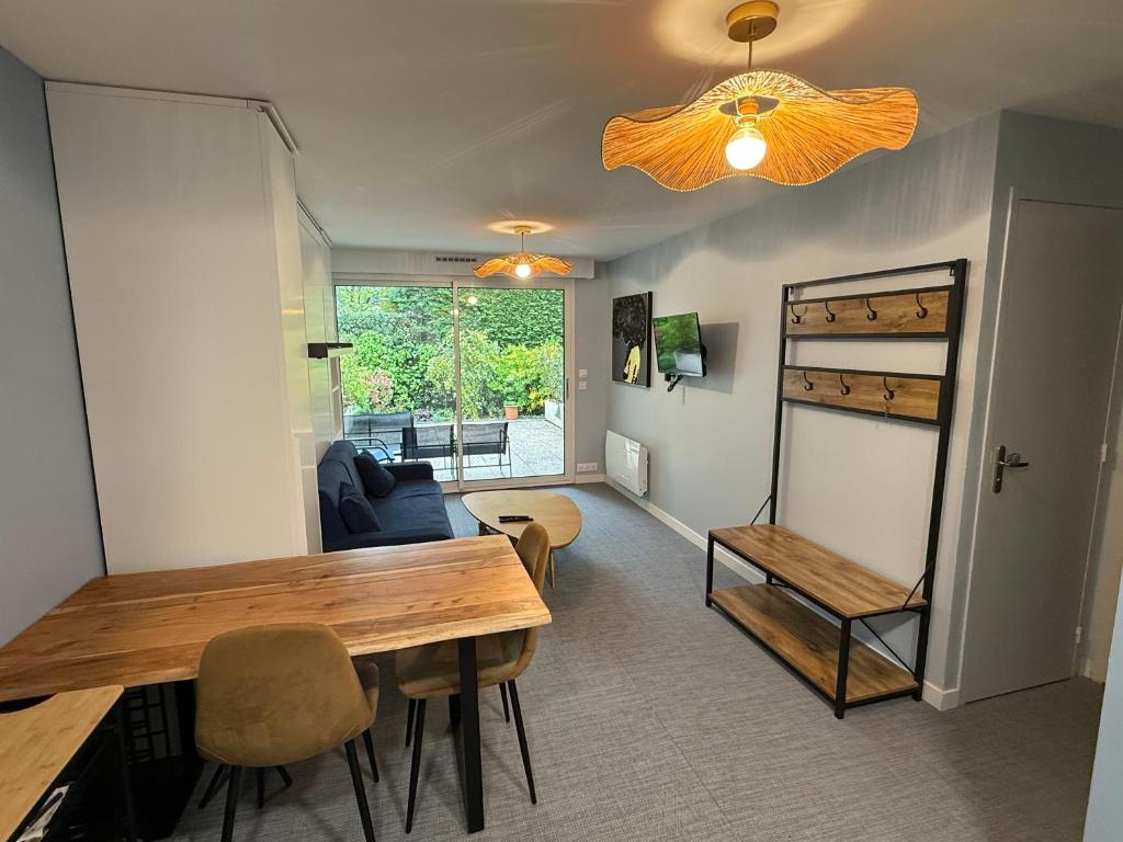 un salon avec une table à manger et un salon avec un canapé dans l'établissement Appartement 100m plage de Nauzan St Palais sur mer, à Saint-Palais-sur-Mer