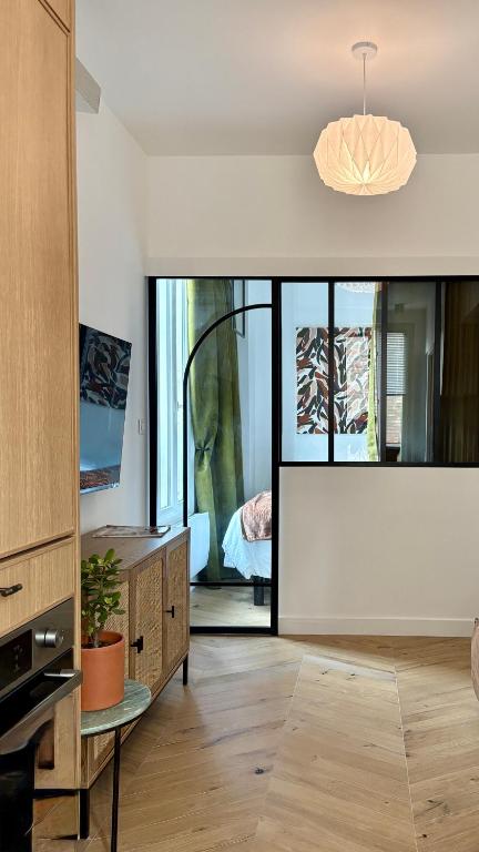 - un salon avec un grand aquarium au milieu dans l'établissement Home Chic Home - Le Cocon de Paris La Défense, à La Garenne-Colombes