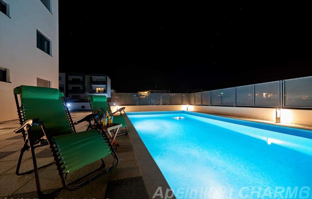 Bazén v ubytovaní Luxury apartment Charm with pool alebo v jeho blízkosti