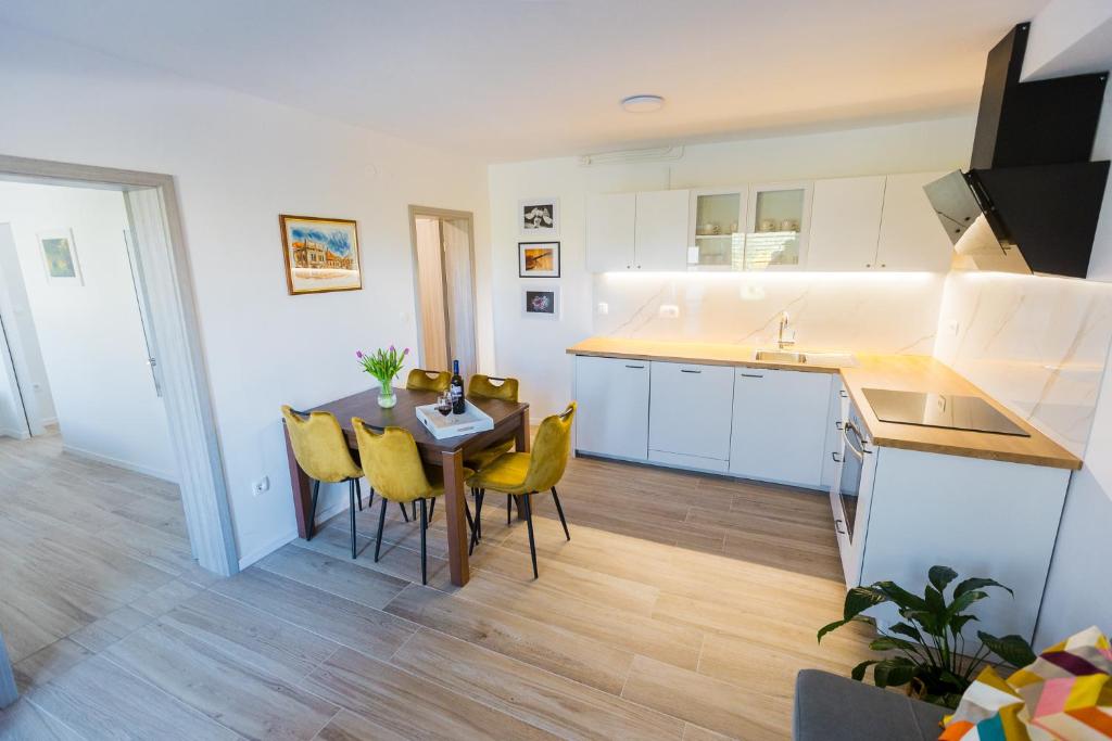 Kuchyň nebo kuchyňský kout v ubytování Apartma Tom