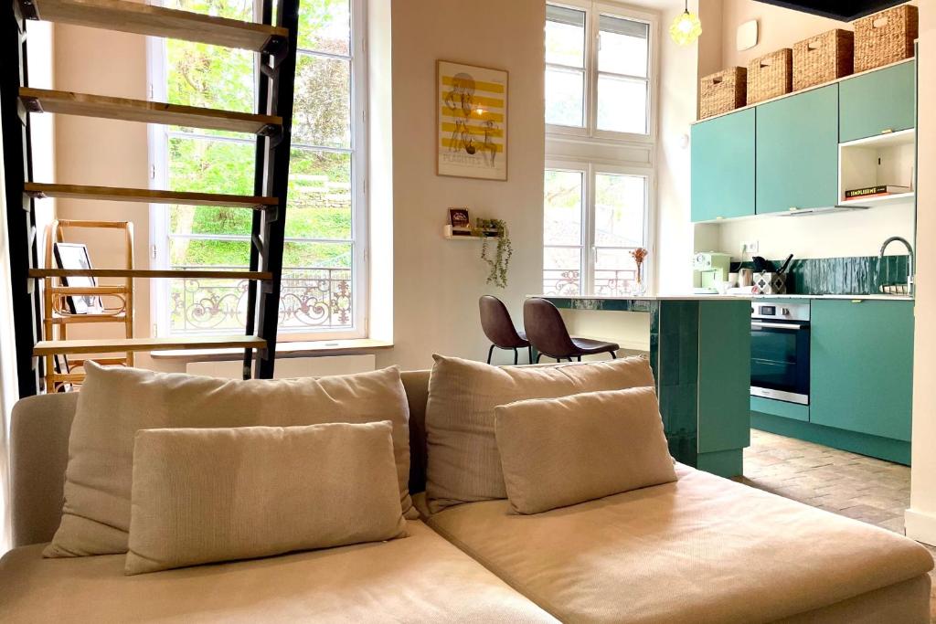 un salon avec un canapé et une cuisine dans l'établissement Le Canut - Croix-Rousse - proche métro C, à Lyon