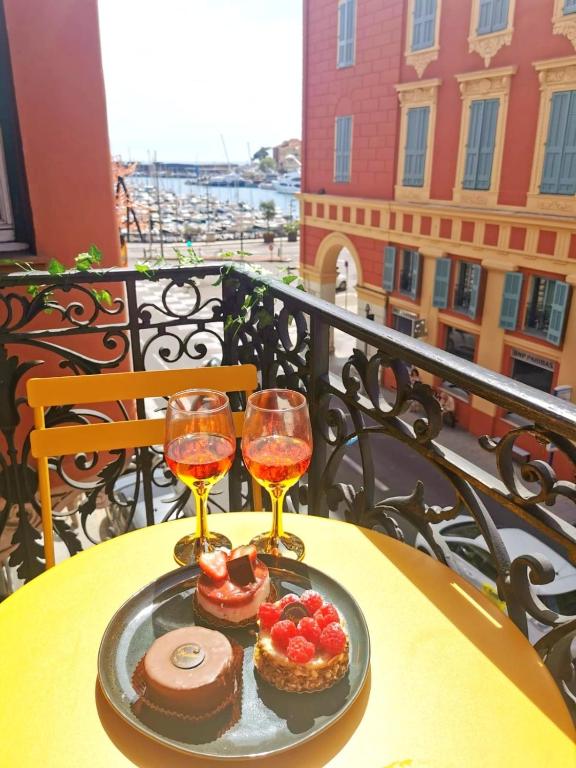 - une table avec un gâteau et deux verres de vin dans l'établissement Tribord Holiday House, à Nice