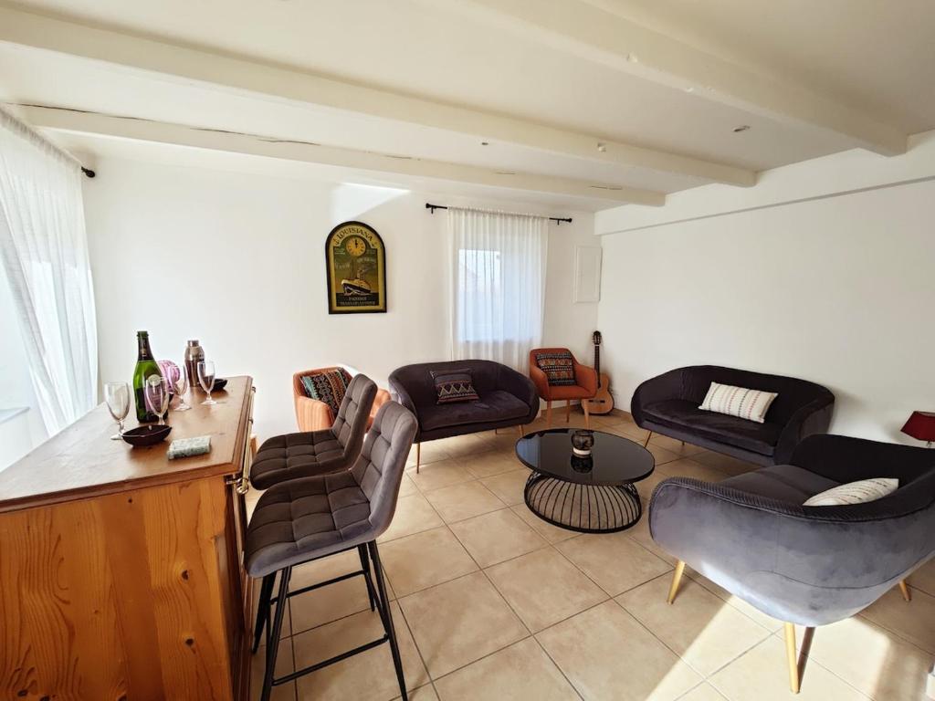 un salon avec des canapés, des chaises et une table dans l'établissement Kervéguen Family home, à Plougoulm