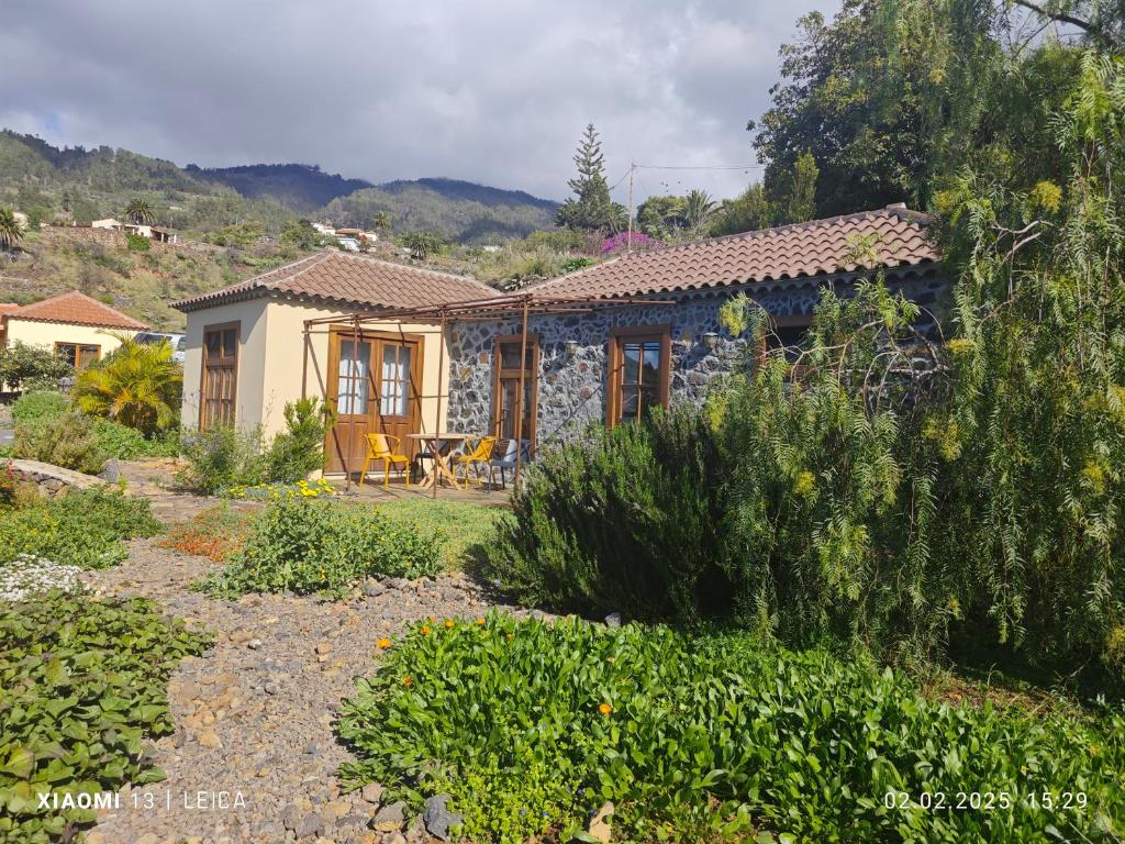 a small house with a garden in front of it at Casa Gecko in Tijarafe