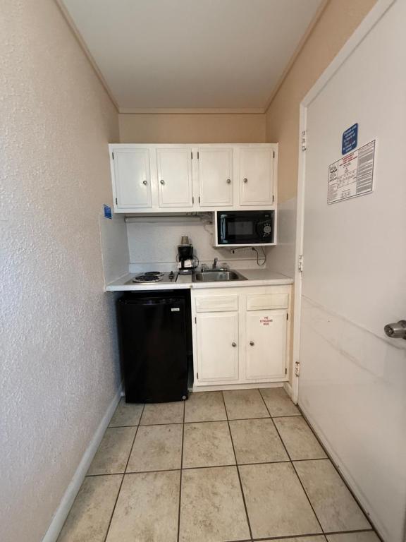 Kuchyň nebo kuchyňský kout v ubytování Rus Mar Motel Wildwood Beach & Boardwalk