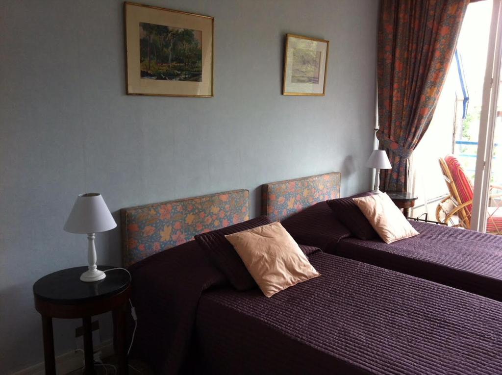 une chambre avec un lit, un canapé et une fenêtre dans l'établissement Two bedrooms Cannes Florida, à Cannes