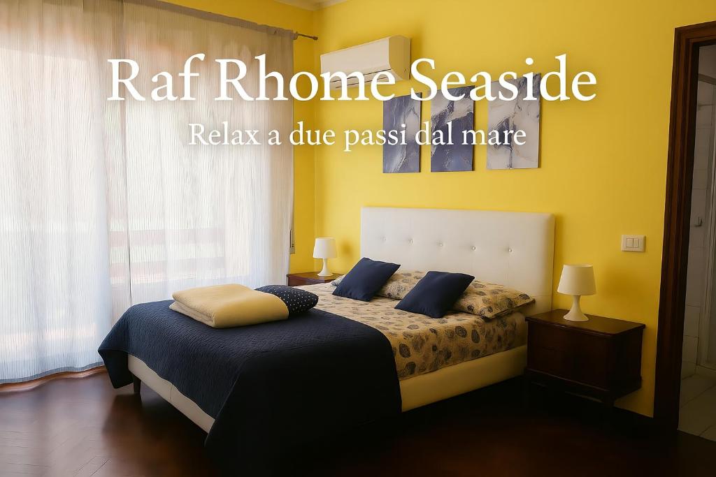 een slaapkamer met een bed met blauwe kussens bij Raf Rhome Seaside - Center 200m to the Sea in Lido di Ostia