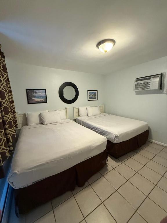 Postel nebo postele na pokoji v ubytování Rus Mar Motel Wildwood Beach & Boardwalk