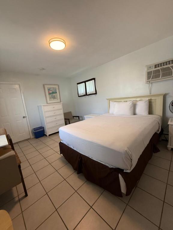 Postel nebo postele na pokoji v ubytování Rus Mar Motel Wildwood Beach & Boardwalk