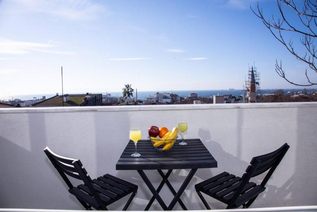 イスタンブールにあるDream Flatのバルコニーにテーブルとフルーツの盛り合わせ