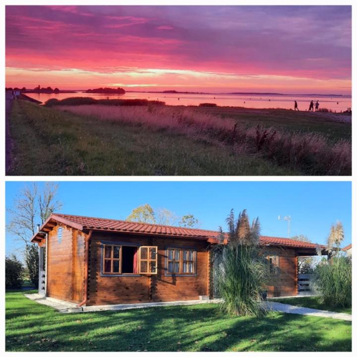 deux photos d'une maison et d'une maison avec un coucher de soleil dans l'établissement Marne LAC DU DER JOLI CHALET AU CHARME DU DER, à Châtillon-sur-Broué