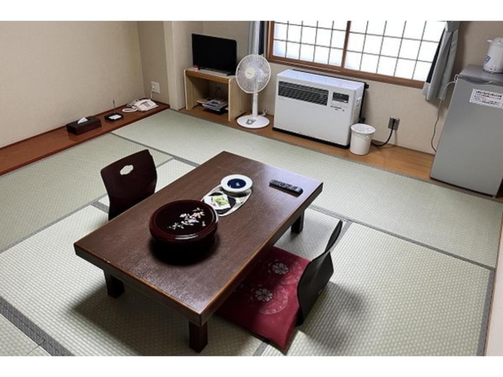 - un petit salon avec une table et des chaises dans l'établissement Kitaguni Grand Hotel - Vacation STAY 97235v, à Oshidomari