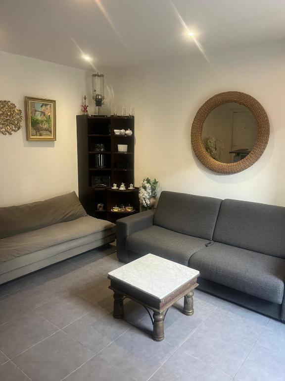 un salon avec un canapé et une table basse dans l'établissement QUEL appart, à Issy-les-Moulineaux