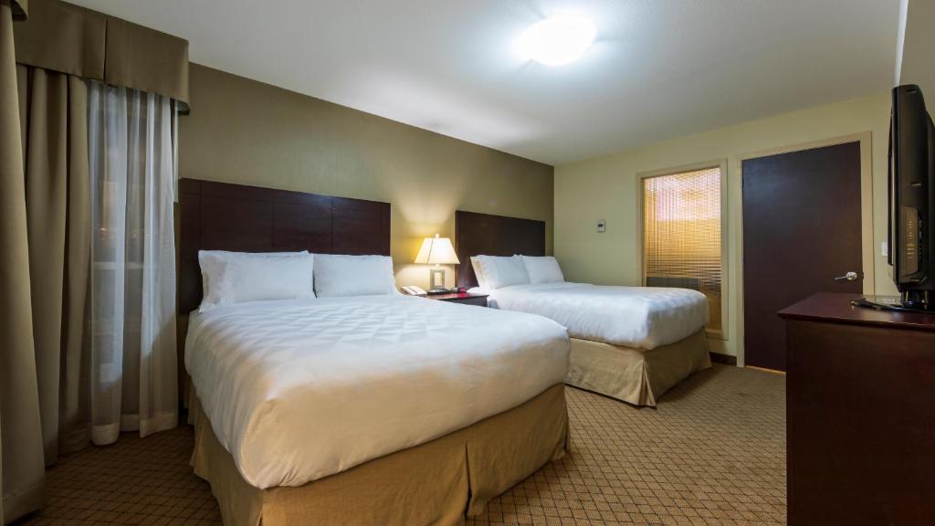 Postel nebo postele na pokoji v ubytování Holiday Inn Hotel and Suites-Kamloops by IHG