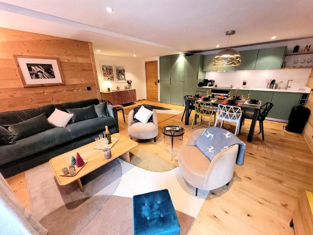 un salon avec un canapé et une table dans l'établissement Résidence Flocon Bleu - Appartement de Charme, confort, proximité centre MAE-4591, aux Gets