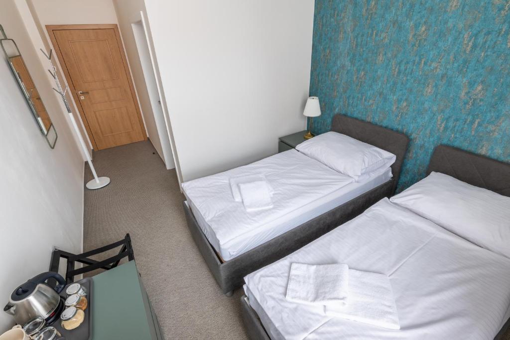 Postel nebo postele na pokoji v ubytování Kafka Prague rooms