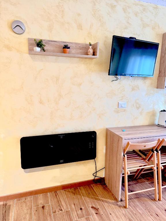 TV a/nebo společenská místnost v ubytování Chalet Lawà