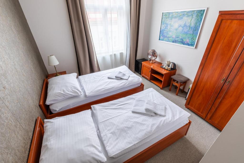 Postel nebo postele na pokoji v ubytování Kafka Prague rooms