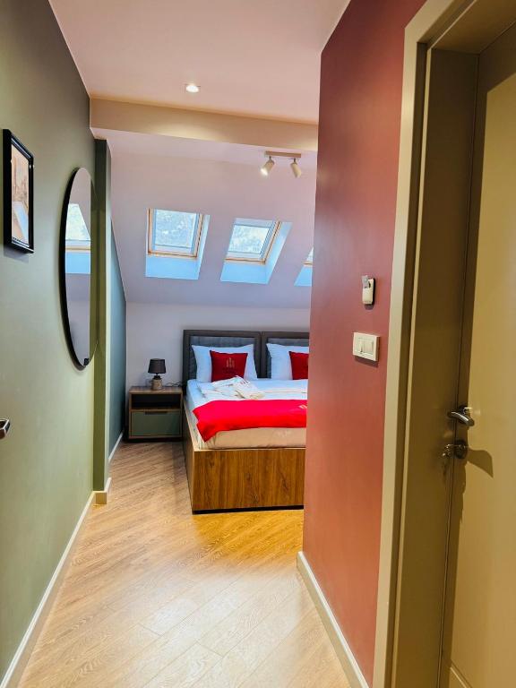 Postel nebo postele na pokoji v ubytování Old Stone Hotel Skopje