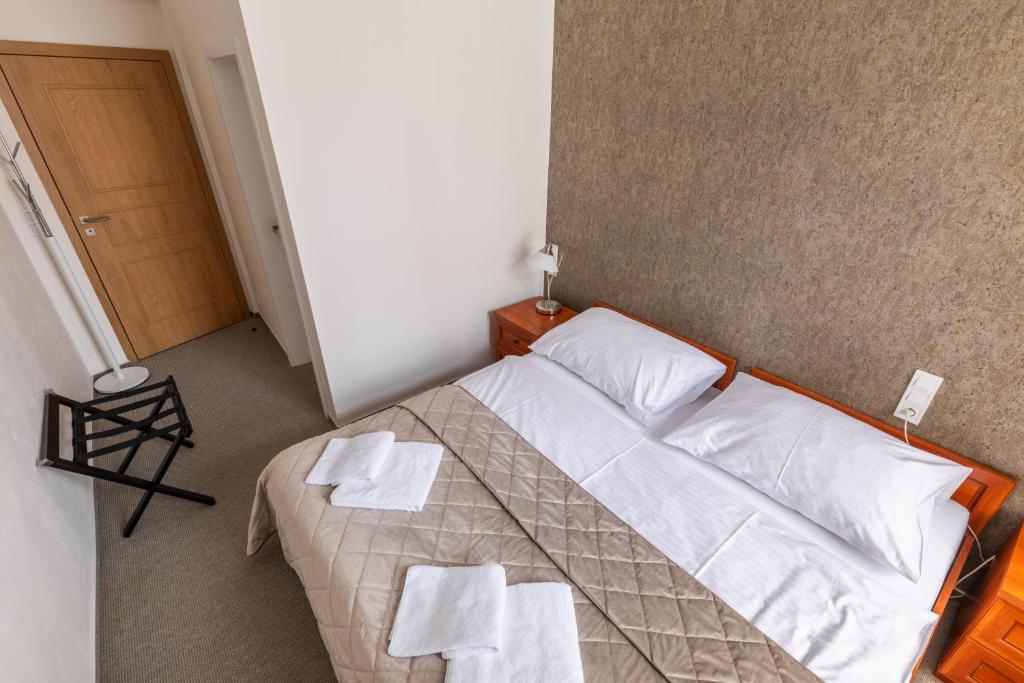 Postel nebo postele na pokoji v ubytování Kafka Prague rooms