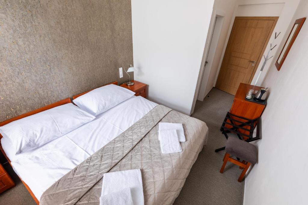 Postel nebo postele na pokoji v ubytování Kafka Prague rooms