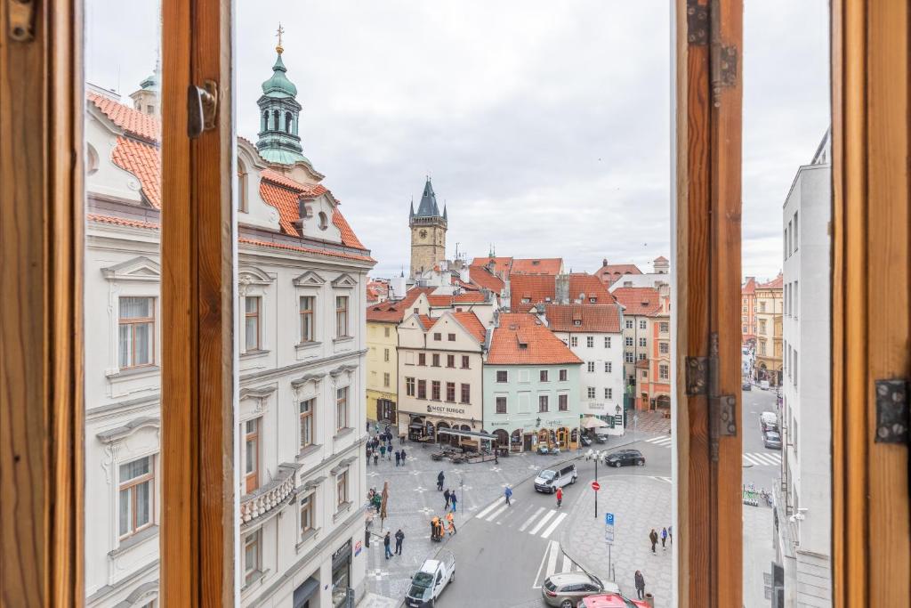 Nespecifikovaný výhled na destinaci Praha nebo výhled na město při pohledu z penzionu