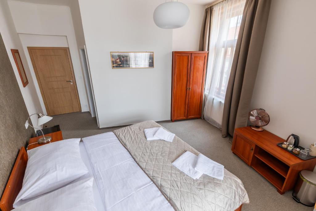 Postel nebo postele na pokoji v ubytování Kafka Prague rooms