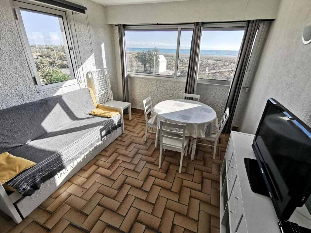 une chambre avec un lit, une table et une télévision dans l'établissement Résidence LES CYCLADES - 2 Pièces pour 6 Personnes 94, à Port-Leucate