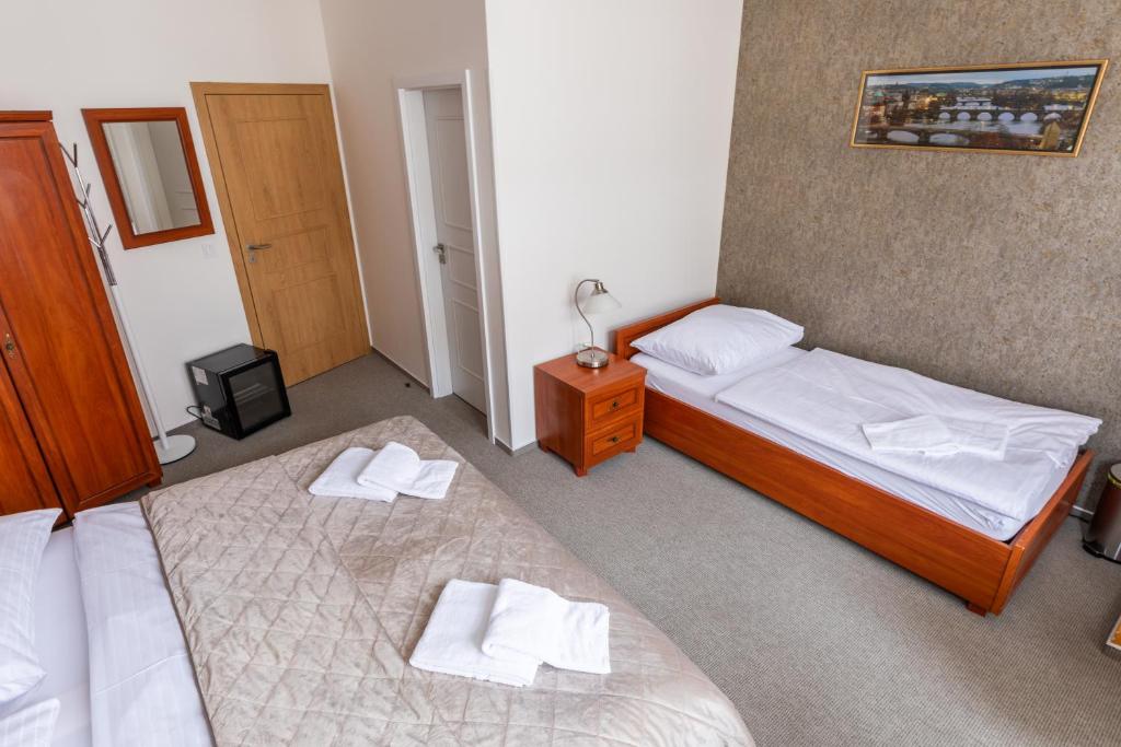Postel nebo postele na pokoji v ubytování Kafka Prague rooms