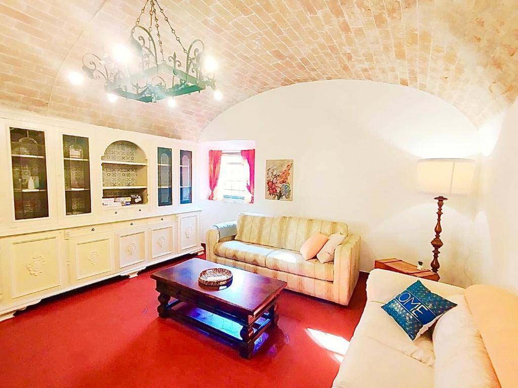 RinecchiにあるCasa Isabella- Barbecue, Giardinoのソファとテーブルのあるリビングルーム