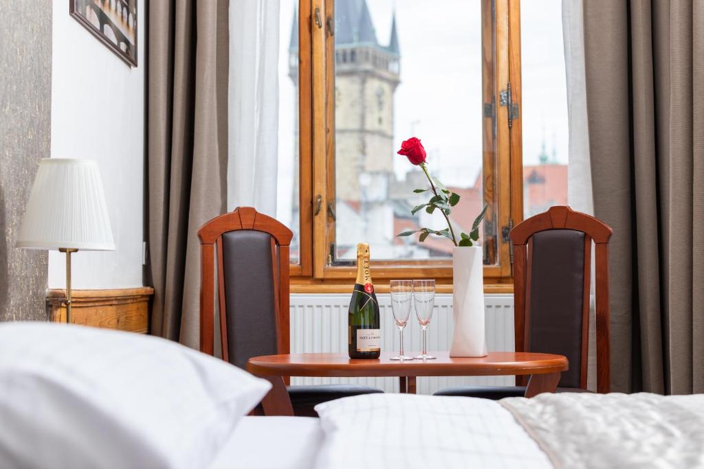 Postel nebo postele na pokoji v ubytování Kafka Prague rooms