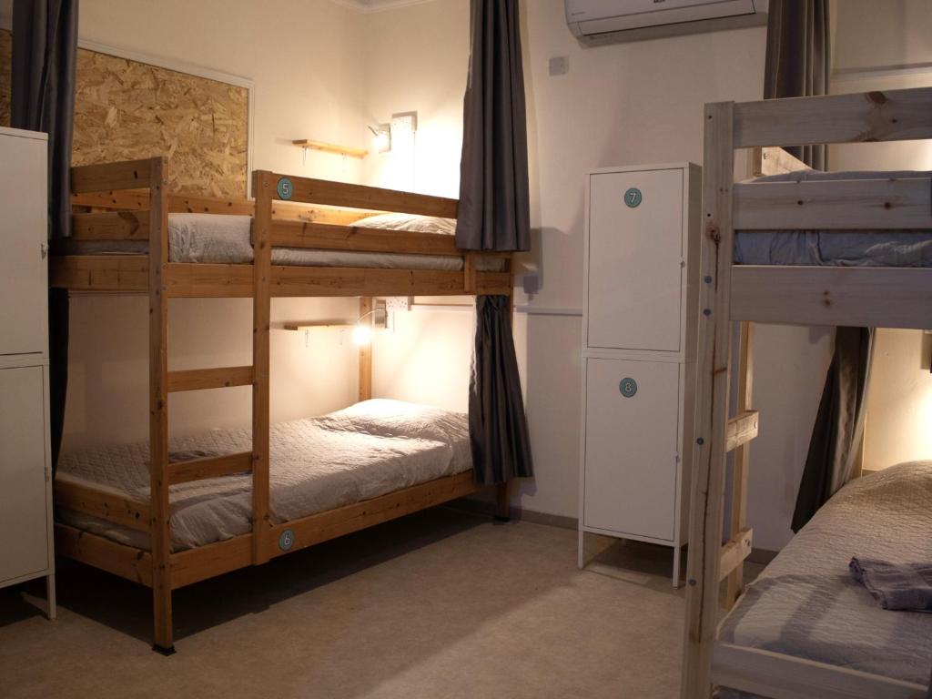 Postel nebo postele na pokoji v ubytování House of Nissus Hostel