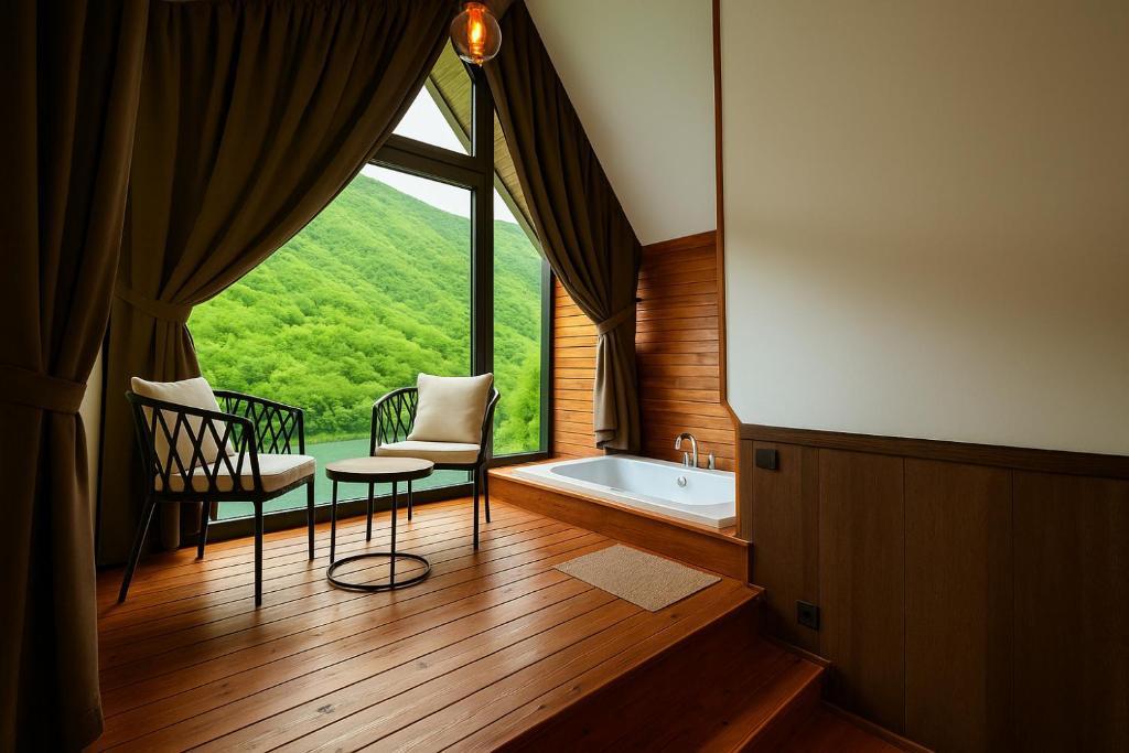 Nespecifikovaný výhled na hory nebo výhled na hory při pohledu z hotelu