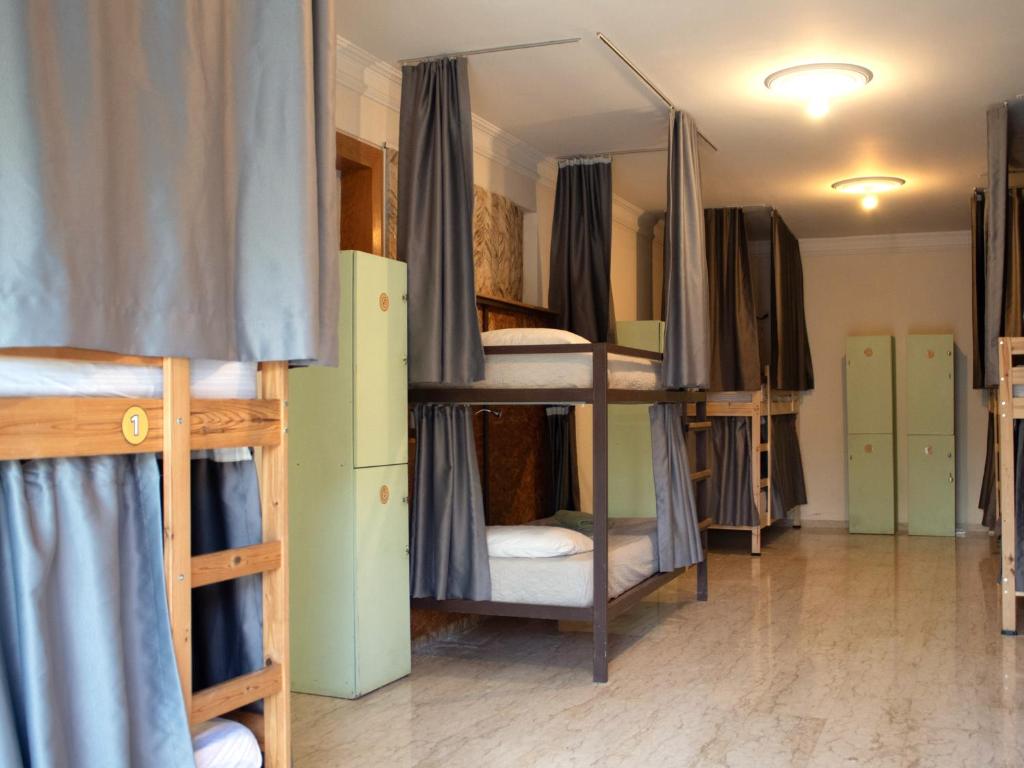 Postel nebo postele na pokoji v ubytování House of Nissus Hostel