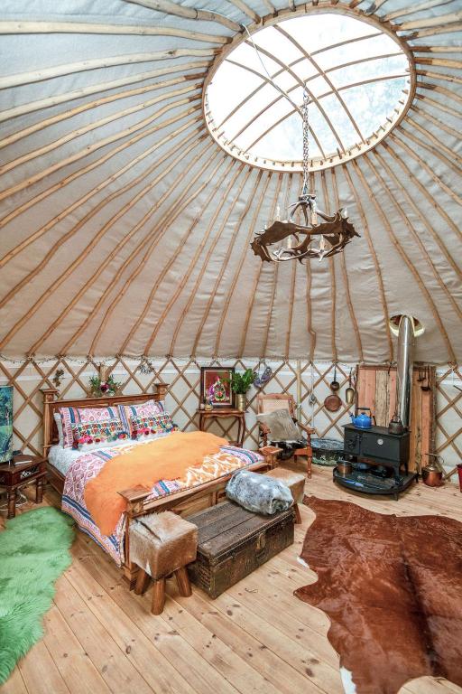 Postel nebo postele na pokoji v ubytování Magical Quirky Romantic Yurt in Balquhidder
