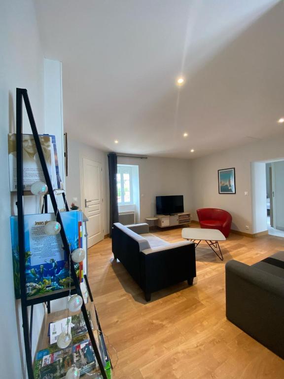 un salon avec un canapé et une table dans l'établissement Maison Centre bourg, à Villedoux