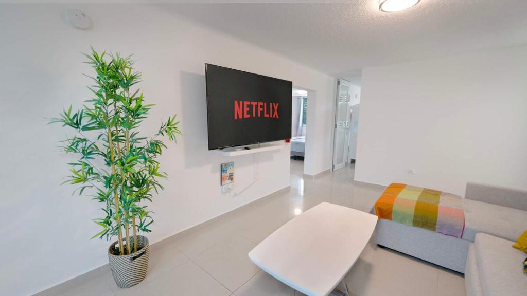 TV a/nebo společenská místnost v ubytování Aquaville Dorado Moderna Villa 5